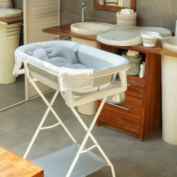 Baignoire pliante sur pied et ses accessoires