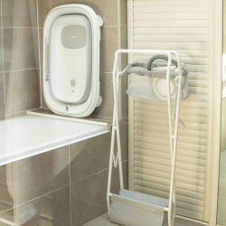 Baignoire pliante sur pied et ses accessoires